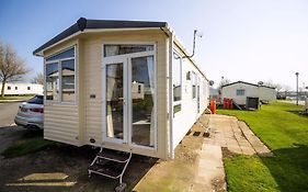 Beautiful 8 Berth Caravan For Hire At Sand Le Mere In Yorkshire Ref 71017J